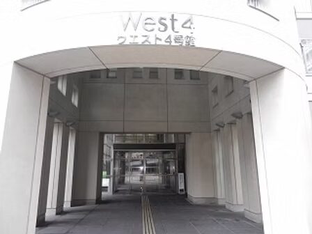 建物に入る