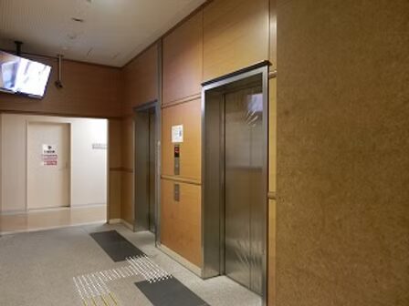 エレベーターに乗る