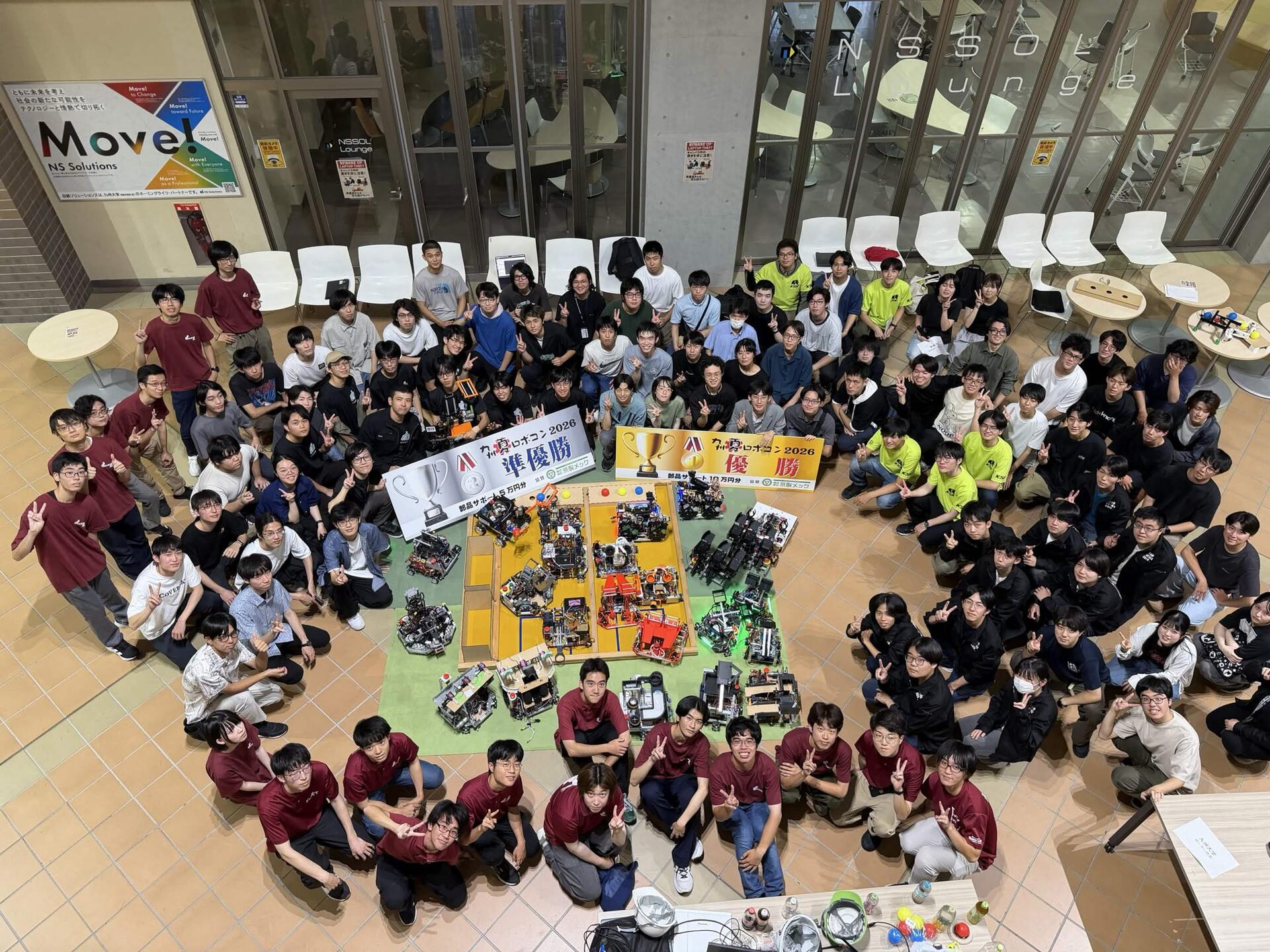 九州夏ロボコン2026の参加者と出場ロボットの集合写真