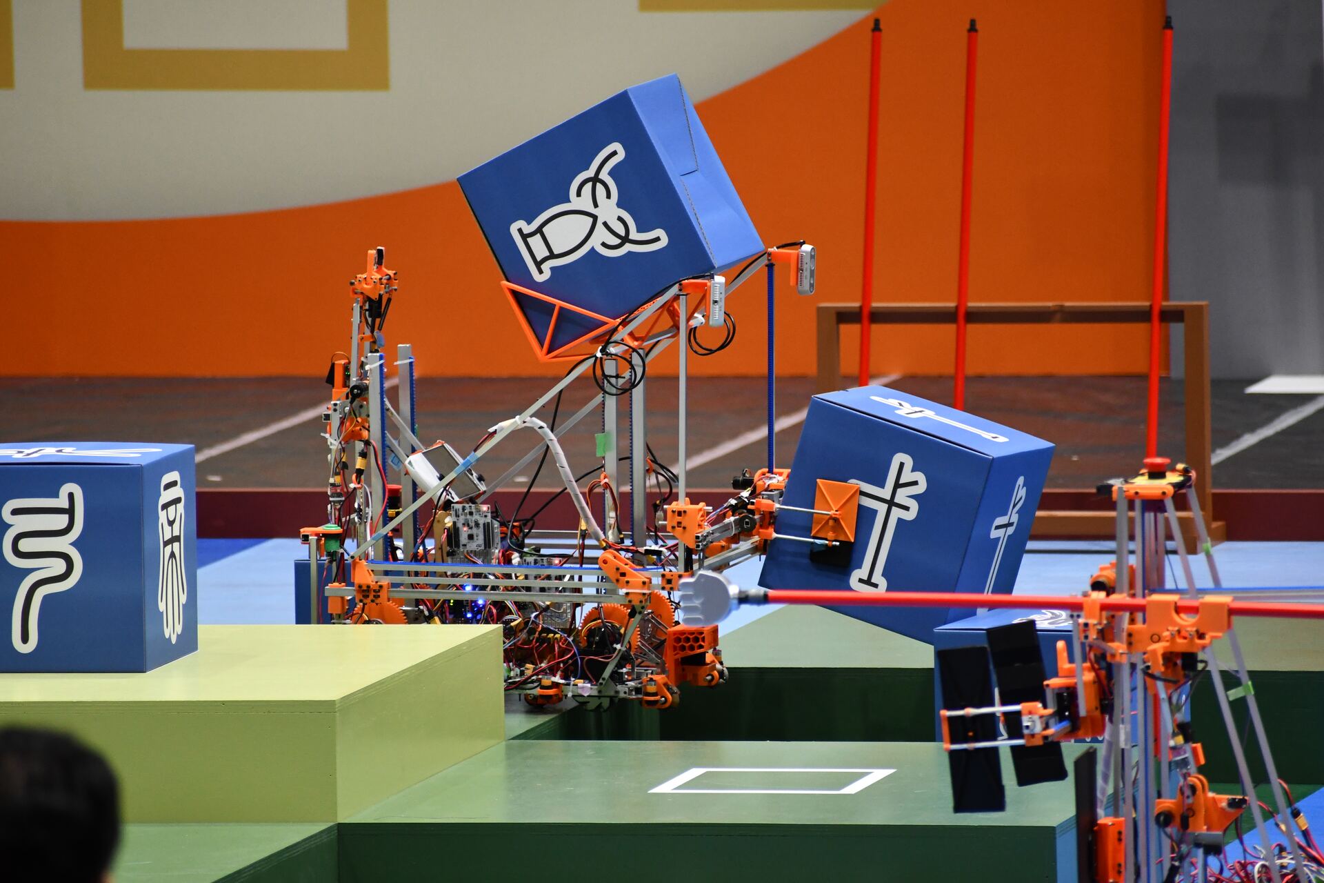 NHK学生ロボコン2026本選で動作するKURTのロボット